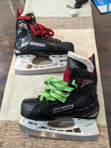 Youth Used Bauer Vapor X500 Hockey Skates Regular Width Size 12.5