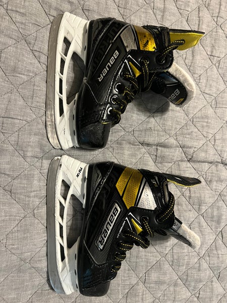 Used Bauer Regular Width Size 9 Supreme 3S Hockey Skates