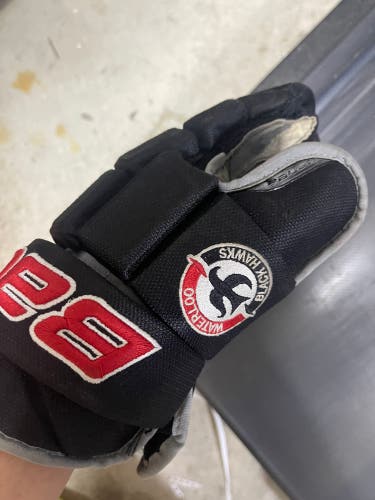 Waterloo Blackhawks gloves