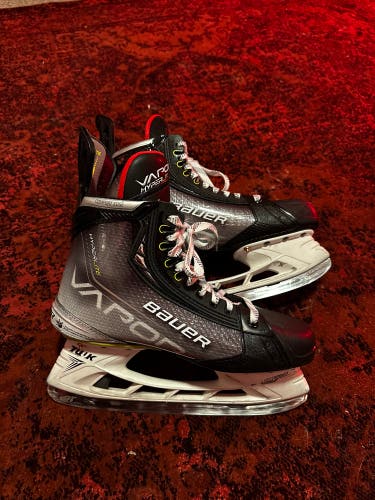 Used Bauer Vapor Hyperlite Skates (Size 9)