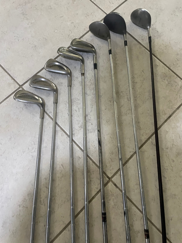 Taylormade 8 pc golf set in right hand
