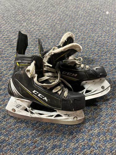 Used CCM Tacks 9070 Hockey Skates D&R (Regular) 3.5 - Junior