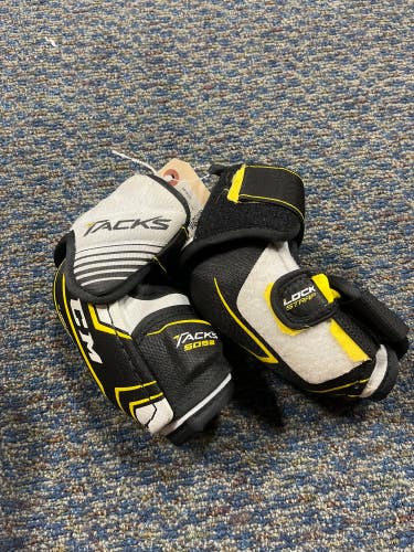 Used Medium CCM Tacks 5092 Elbow Pads