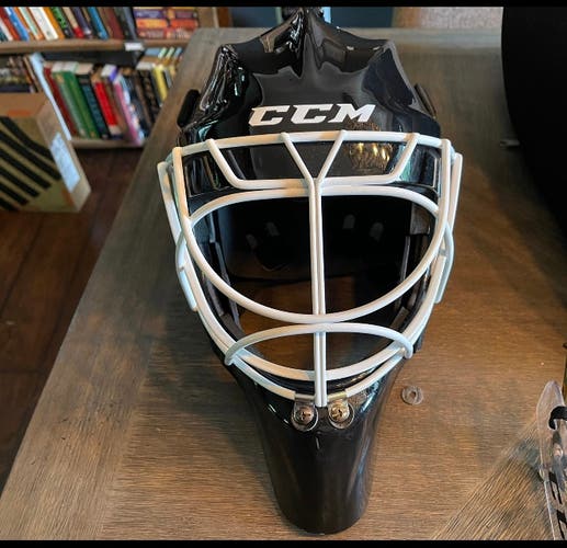 CCM Senior Medium GFL 1.9 CCM W/ cat eye cage