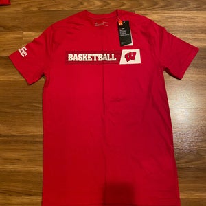 New Wisconsin Badgers Basketball Team Issue Under Armour Men’s Small Tee