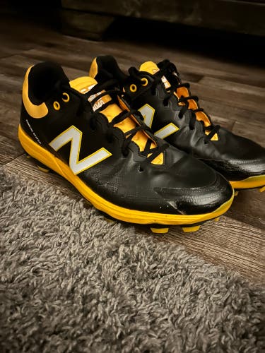 Yellow Men's Molded Cleats Low Top 4040