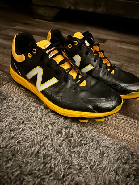 Yellow Men's Molded Cleats Low Top 4040