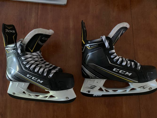 Used CCM Wide Width   Size 8 Tacks 9090 Hockey Skates