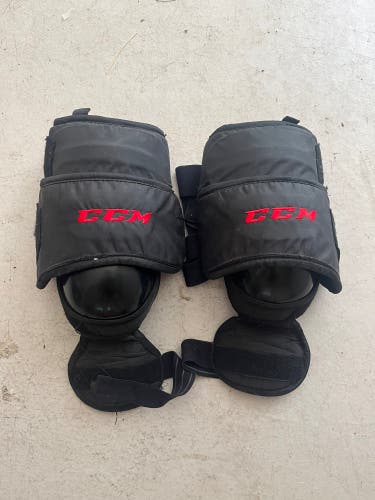 CCM 500 knee guards Sr