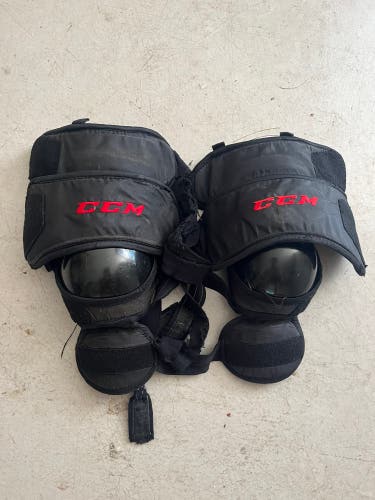 CCM 500 goalie knee guards Sr