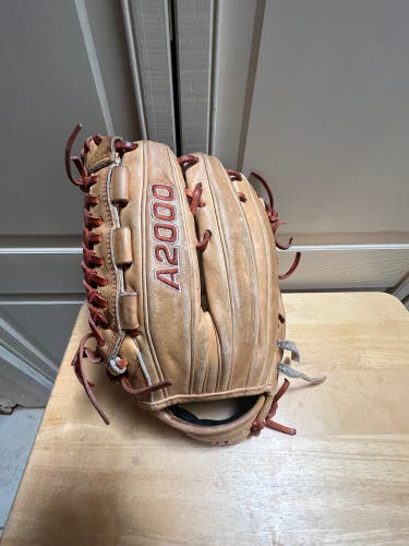 Pitcher's 11.75" A2000 D33 Baseball Glove
