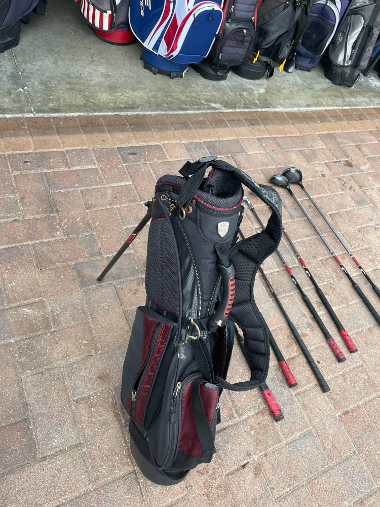walter Hagen kids 7 pc golf set in right hand plus  stand bag