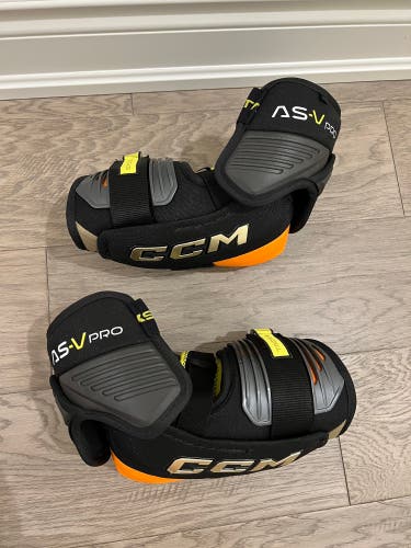 Large CCM Tacks AS-V Pro Elbow Pads