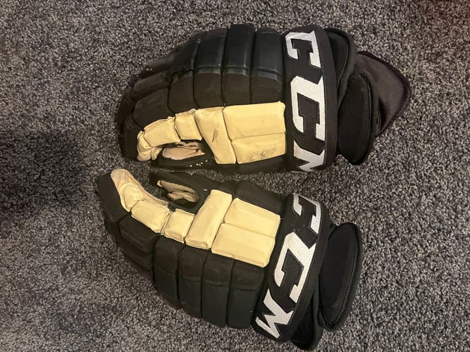 Used CCM HG98 Gloves 14"