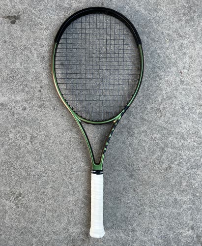 Wilson Blade v8 104 w/ Solinco Condifential strings