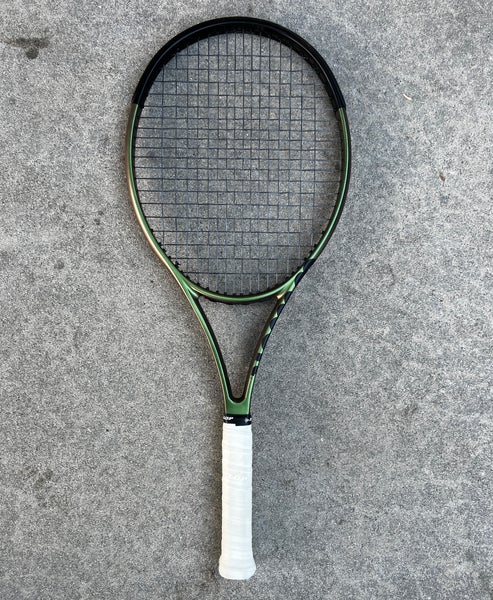 Wilson Blade v8 104 w/ Solinco Condifential strings