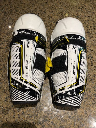 Hockey shin guards, youth size 10, Ccm super tacks AS1