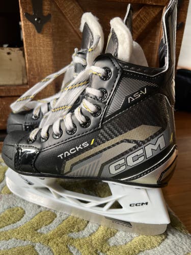 Youth CCM AS-V Pro Hockey Skates Size 12.5