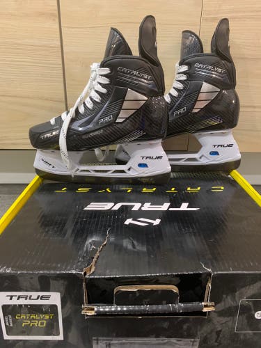 New True Regular Width  Size 7.5 Catalyst Pro Hockey Skates