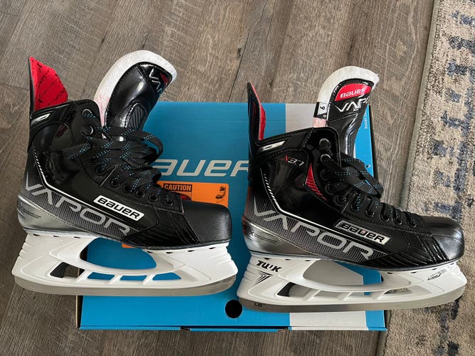 Used Bauer Regular Width Size 9 Vapor X3.7 Hockey Skates