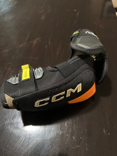 Ccm tacks Asv Pro elbow pads