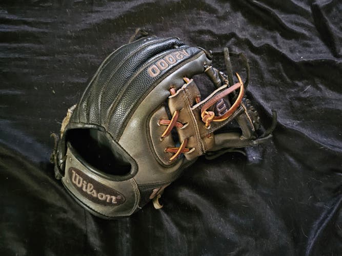 Used Wilson Right Hand Throw Infield Baseball Glove 11.5"