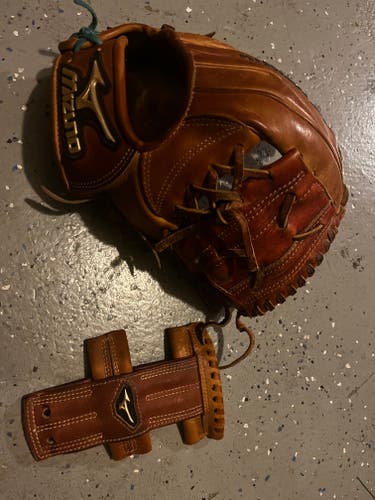 Used Right Hand Throw Mizuno Infield Global Elite Baseball Glove 11.5"