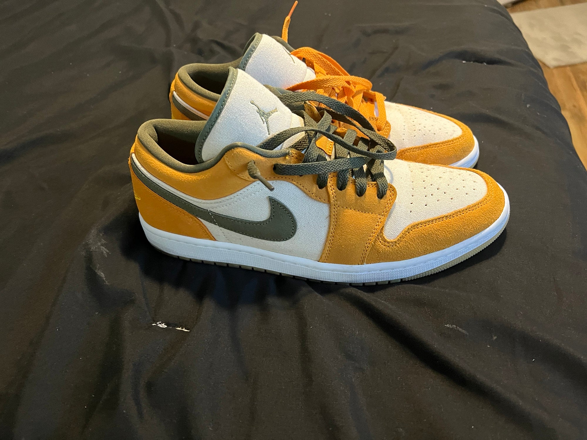 Air Jordan 1 low SE 'light curry' | SidelineSwap