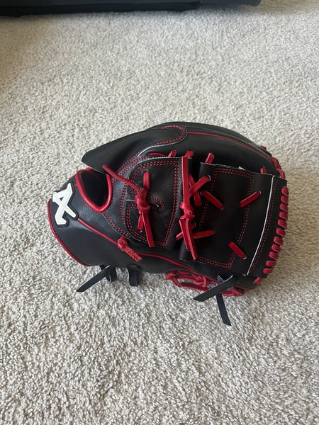 Custom Atoms Pitching Glove
