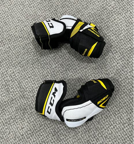 Used Small CCM Tacks Elbow Pads
