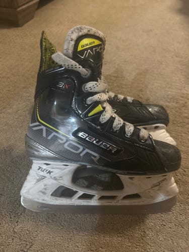 Used Bauer Regular Width Size 1.5 Vapor 3X Hockey Skates