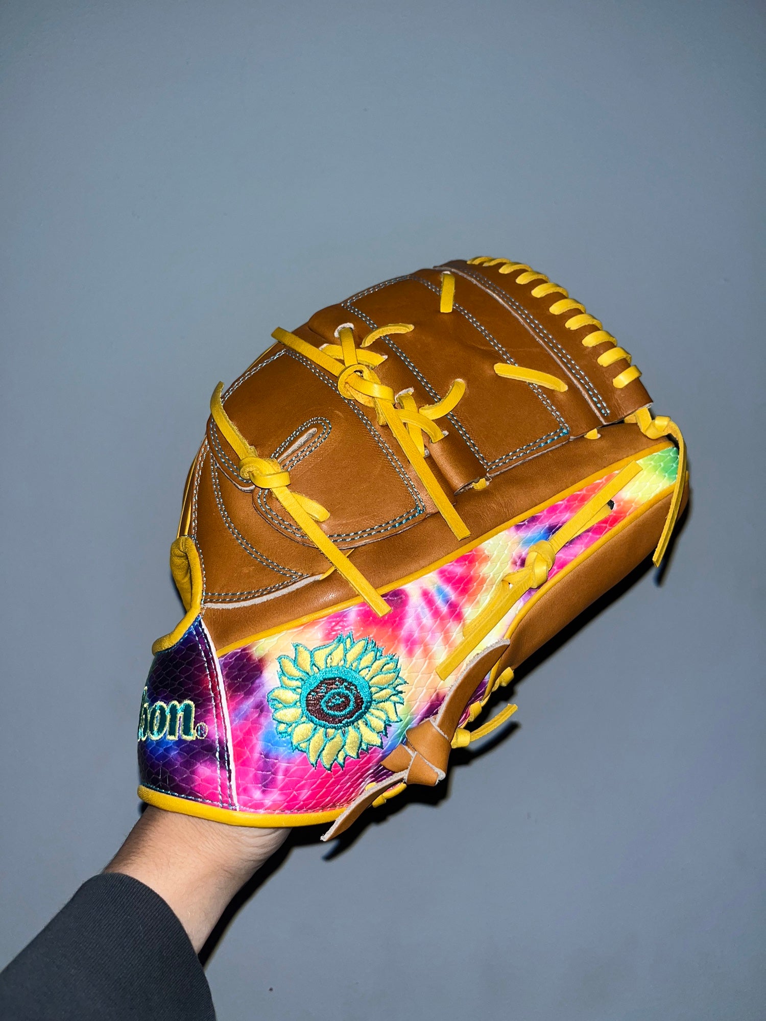 Mike Clevinger paints glove after color issue
