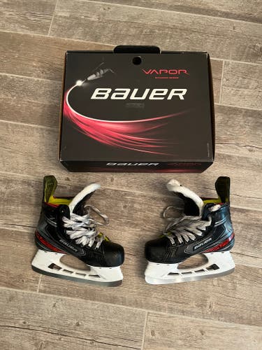 Youth Used Bauer Vapor X2.9 Hockey Skates Regular Width Size 2.5