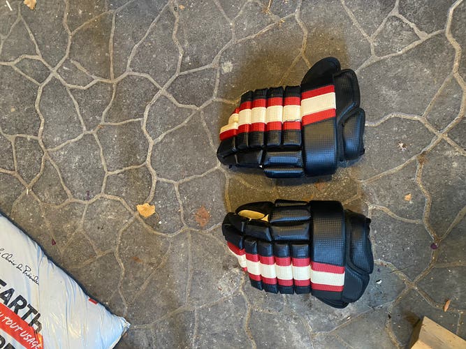 Used Warrior 15" MIA Gloves