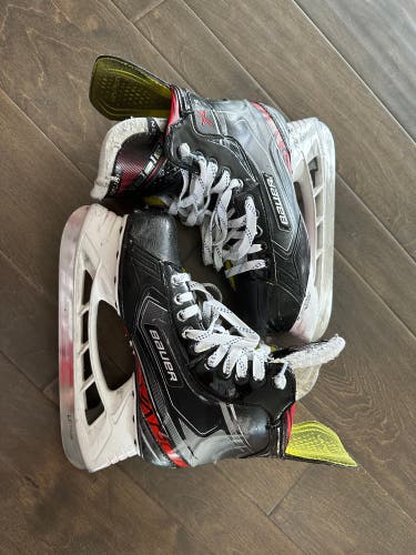Used Bauer Regular Width Size 7 Vapor X2.9 Hockey Skates With spare Blades
