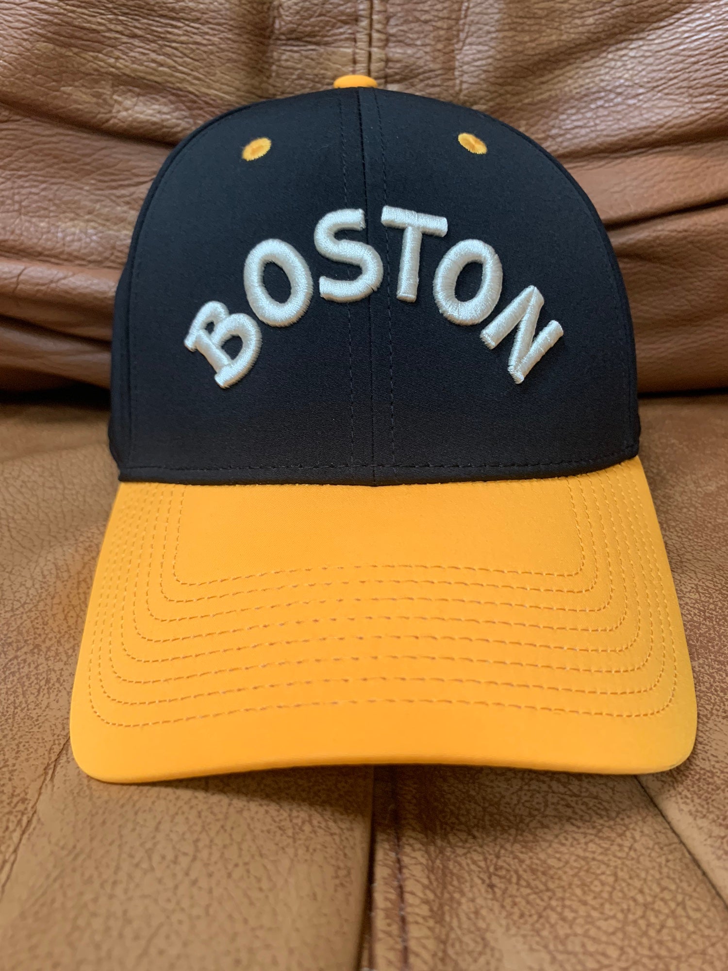 Boston Bruins Classic Red Burgundy Adjustable - Mitchell & Ness cap