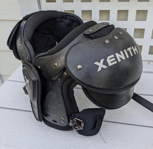 Used Youth Medium Xenith Flyte Shoulder Pads