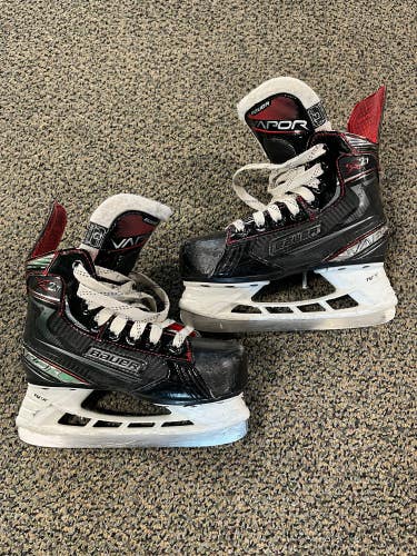 Youth Used Bauer Vapor X2.7 Hockey Skates EE (Extra Wide) 13.0