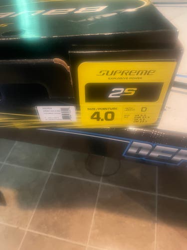 New Bauer Supreme 2S Hockey Skates size 4D with extra blades