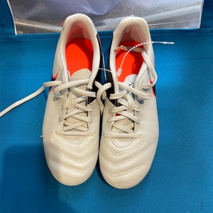 Like new Youth 4.0 Nike Tiempo legend Cleats