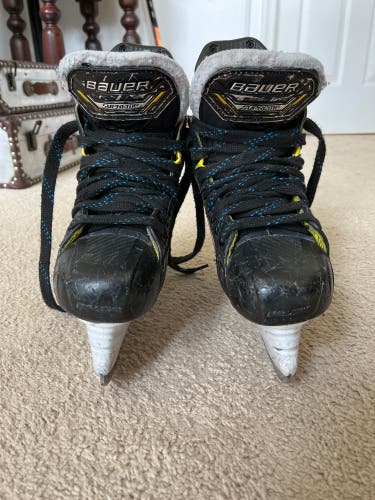 Junior Bauer Regular Width Size 2.5 Supreme M5 Pro Hockey Skates
