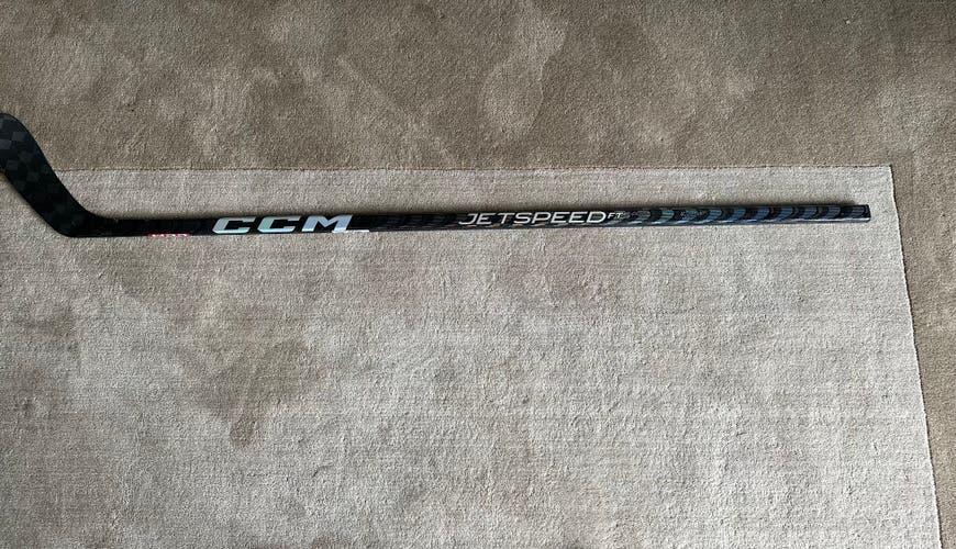 Junior Right Handed P28  JetSpeed FT5 Pro Hockey Stick