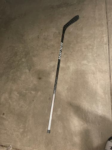 Senior Right Handed P28 Vapor Hyperlite Hockey Stick