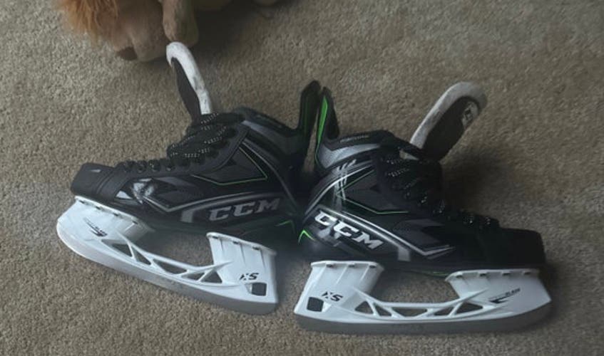 New CCM Regular Width  Size 9.5 RibCor 86K Hockey Skates