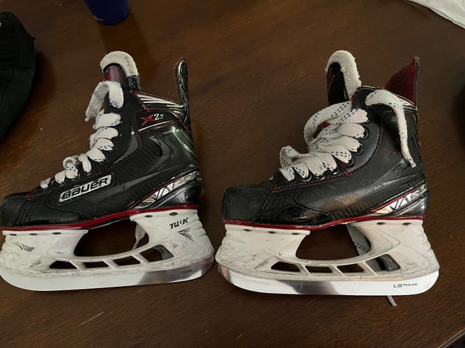 Used Bauer Regular Width Size 2 Vapor X2.7 Hockey Skates