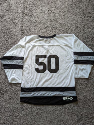 NEW ADULT MENS M MEDIUM WHITE HOCKEY JERSEY NUMBERED (#50) with Silver and black stripes