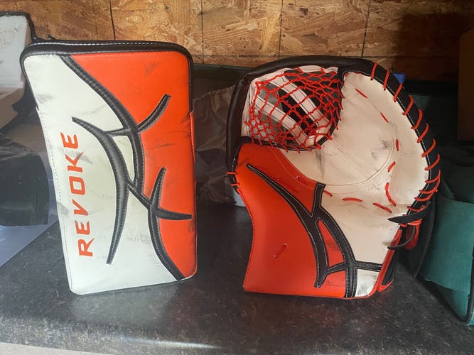 REEBOK GLOVE AND BLOCKER