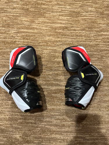New Medium Bauer  Vapor Hyperlite Elbow Pads