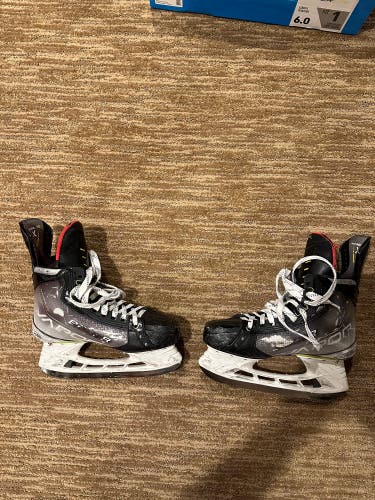 Intermediate Bauer Size 6 Vapor Hyperlite Hockey Skates