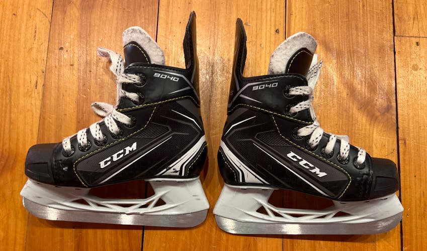 Youth CCM Size 10 Tacks 9040 Hockey Skates